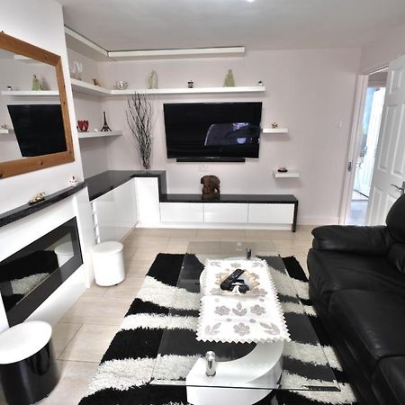 Immaculate 2-Bed Apartment In Isleworth By River Eksteriør billede