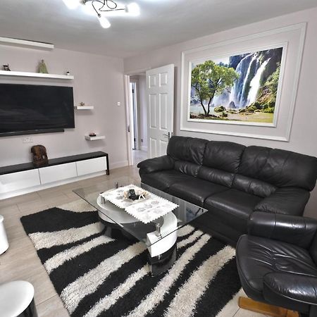 Immaculate 2-Bed Apartment In Isleworth By River Eksteriør billede