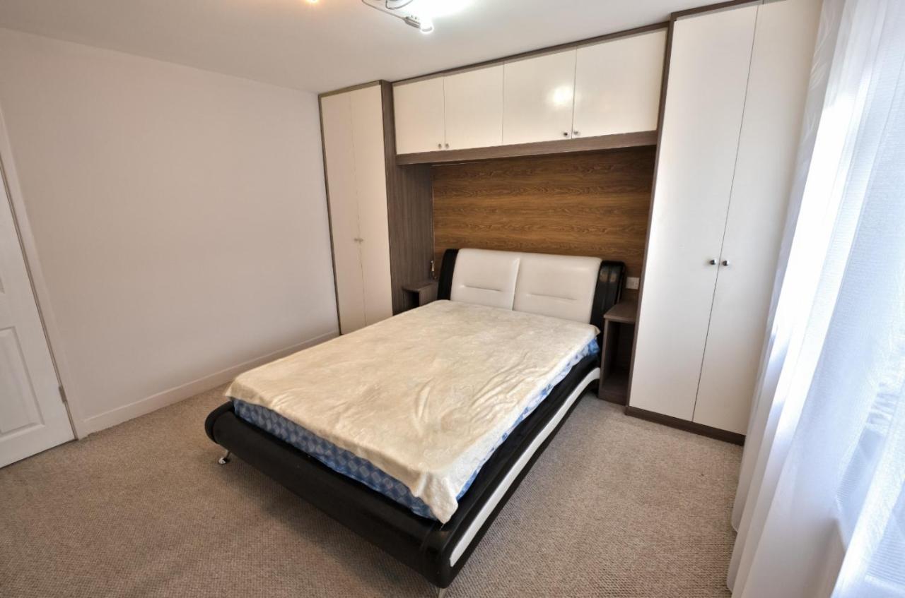 Immaculate 2-Bed Apartment In Isleworth By River Eksteriør billede