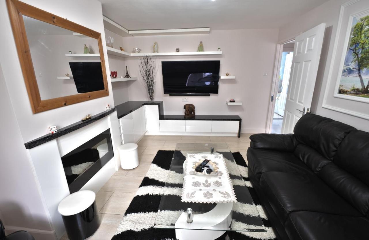 Immaculate 2-Bed Apartment In Isleworth By River Eksteriør billede