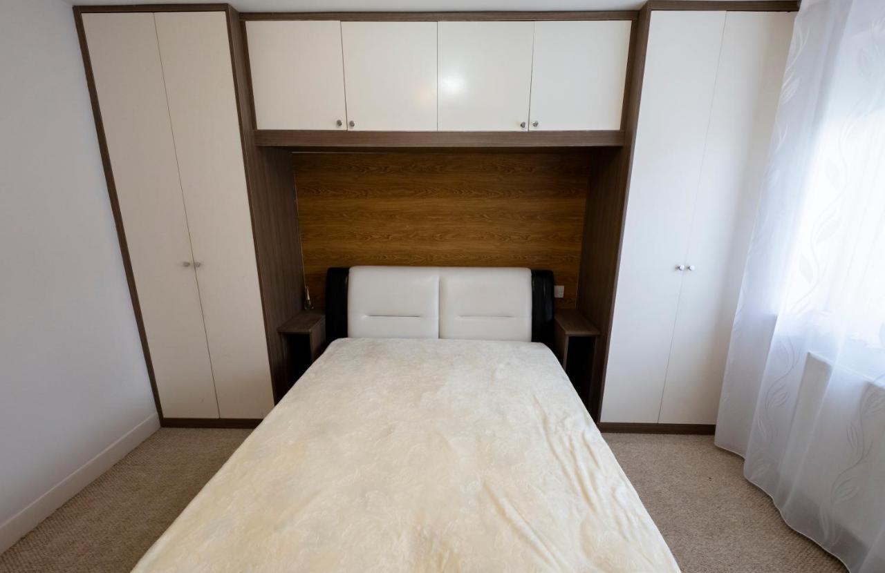 Immaculate 2-Bed Apartment In Isleworth By River Eksteriør billede